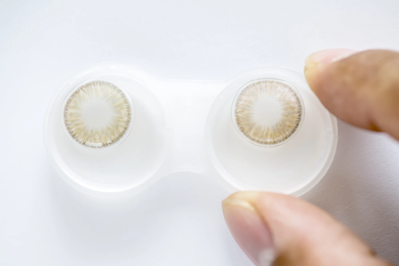 Lentes de contacto de color en estuche doble blanco