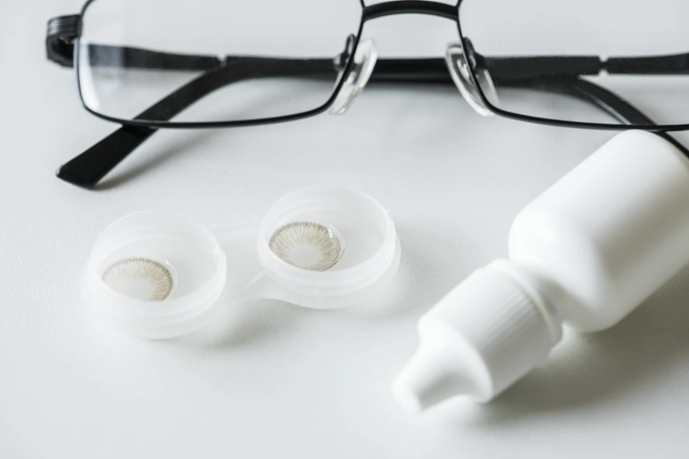 Lentes cosméticas junto a monturas de gafas vintage exclusivas en Almería