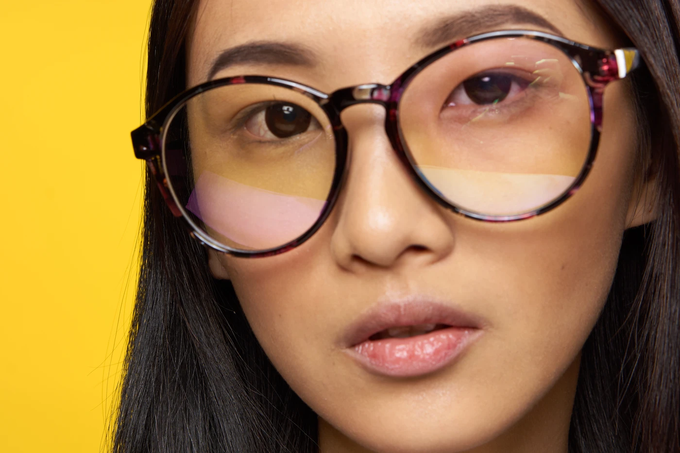 Modelo con monturas de gafas vintage exclusivas en Almería con diseño redondo