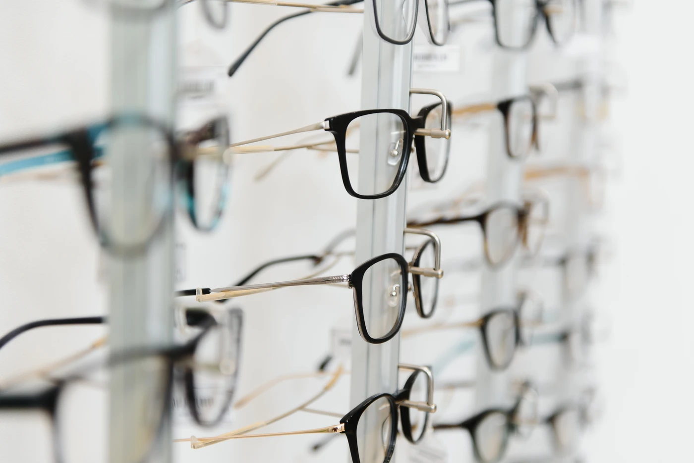 Expositor con monturas de gafas vintage exclusivas en Almería