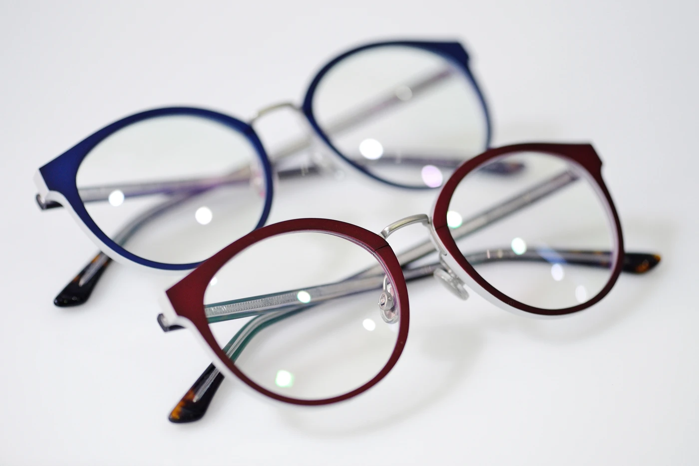 Monturas de gafas vintage exclusivas en Almería en colores vibrantes