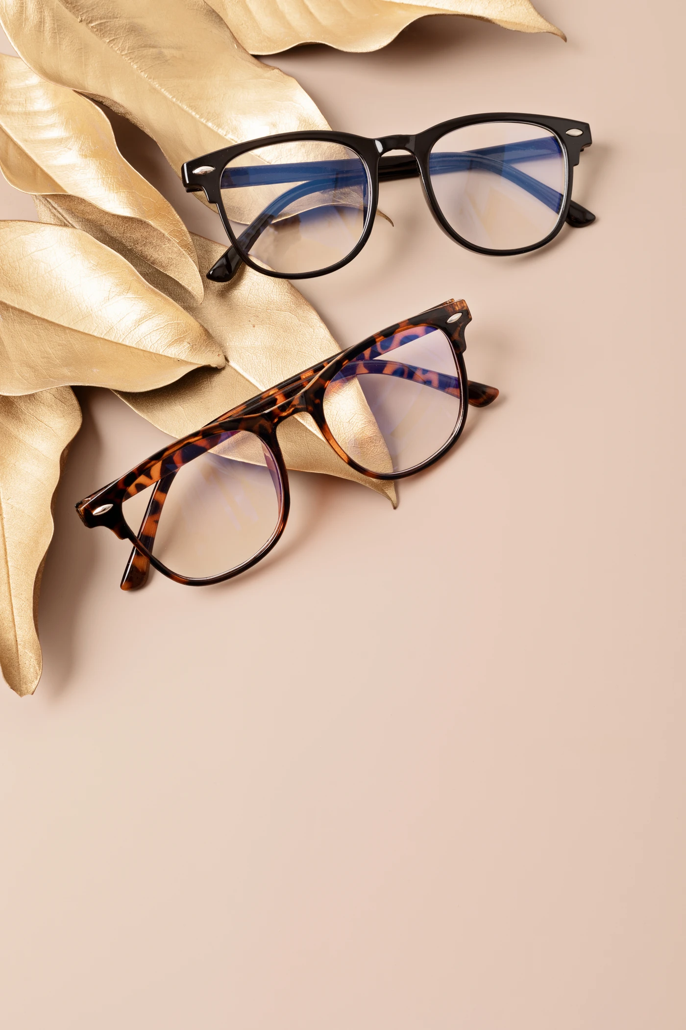 Monturas de gafas vintage exclusivas en Almería con fondo decorativo dorado