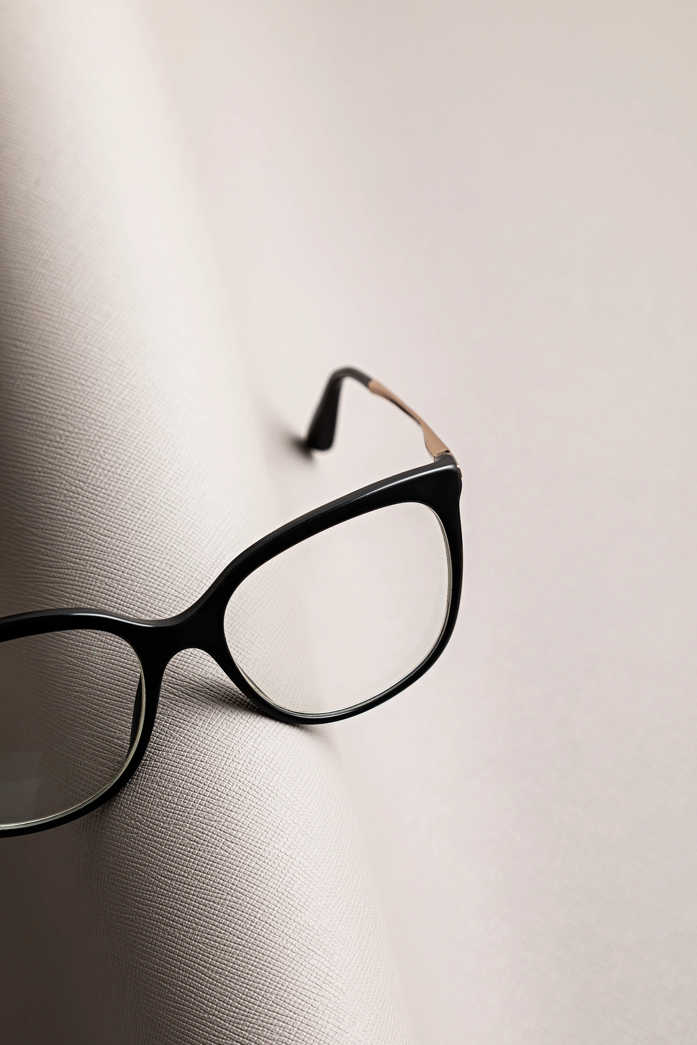 Monturas de gafas vintage exclusivas en Almería en estilo sobrio y elegante
